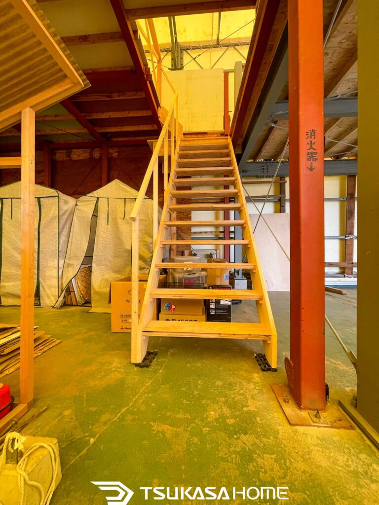茨城県土浦市倉庫リノベーション施工完了　木製階段