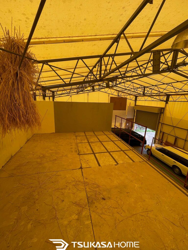 鉄骨構造がむき出しの倉庫内部施工前