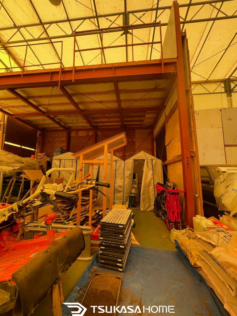 劣化が進む倉庫内部施工前の状態