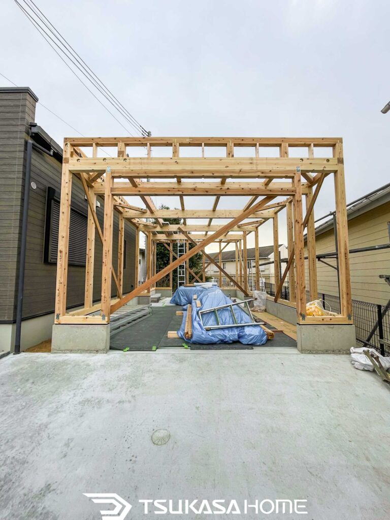木造オーダーガレージの建て方完了｜取手市で施工中のガレージ構造フレーム
