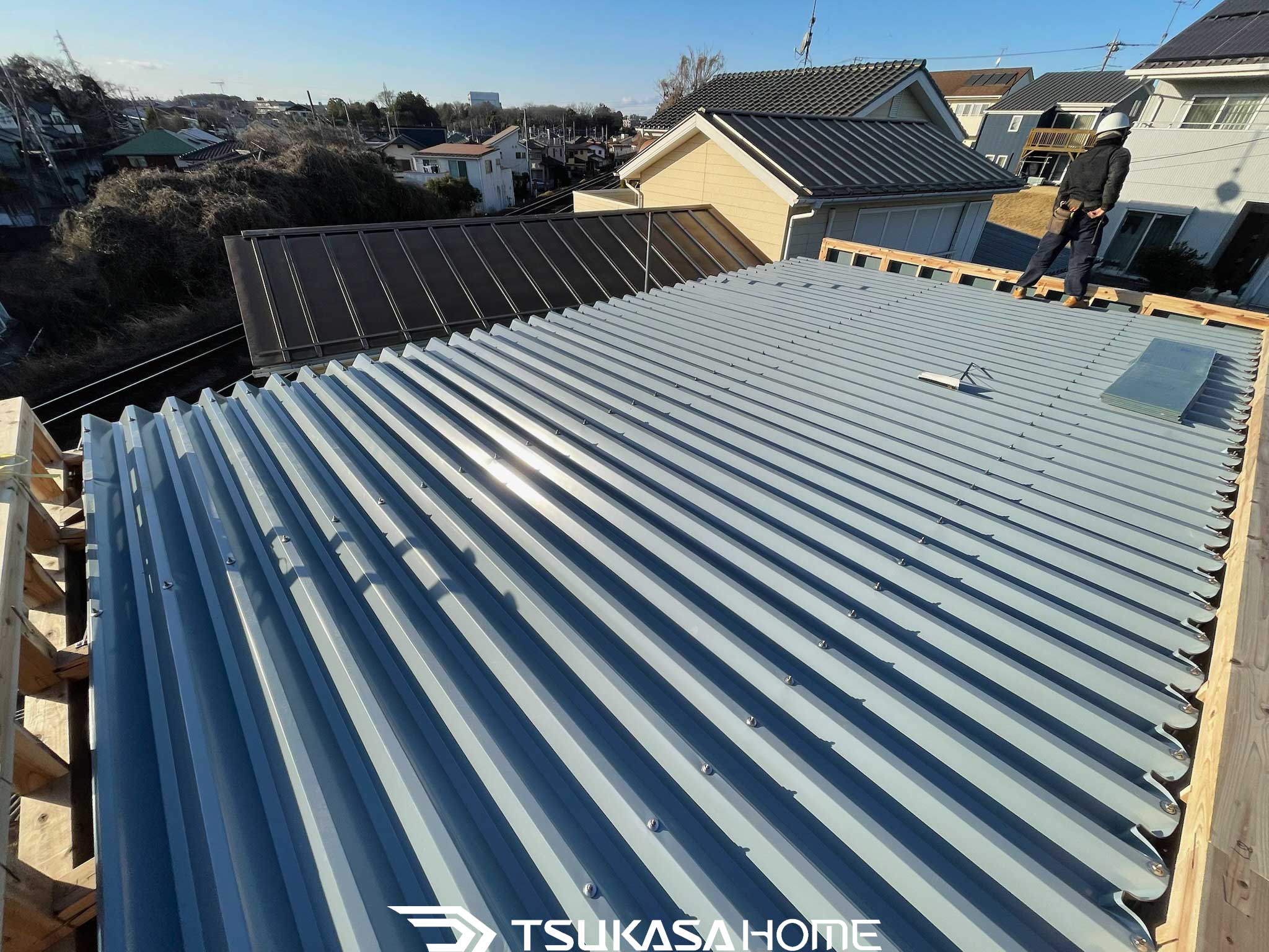 茨城県取手市のガレージ建築｜断熱仕様のガルバリウム鋼板折板屋根
